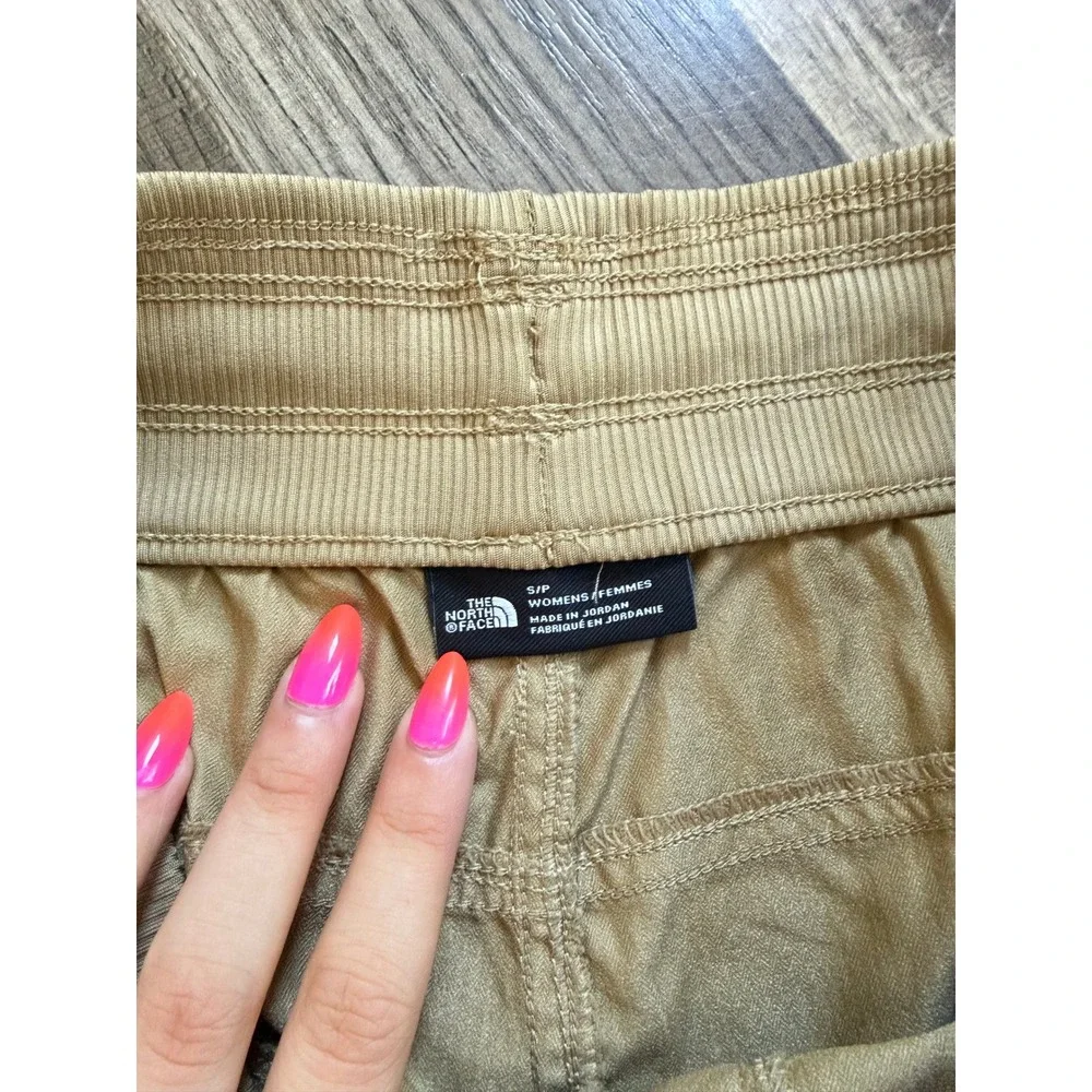 The North Face Aphrodite 2.0 Shorts Womens Small Tan Excellent Hiking Outdoor